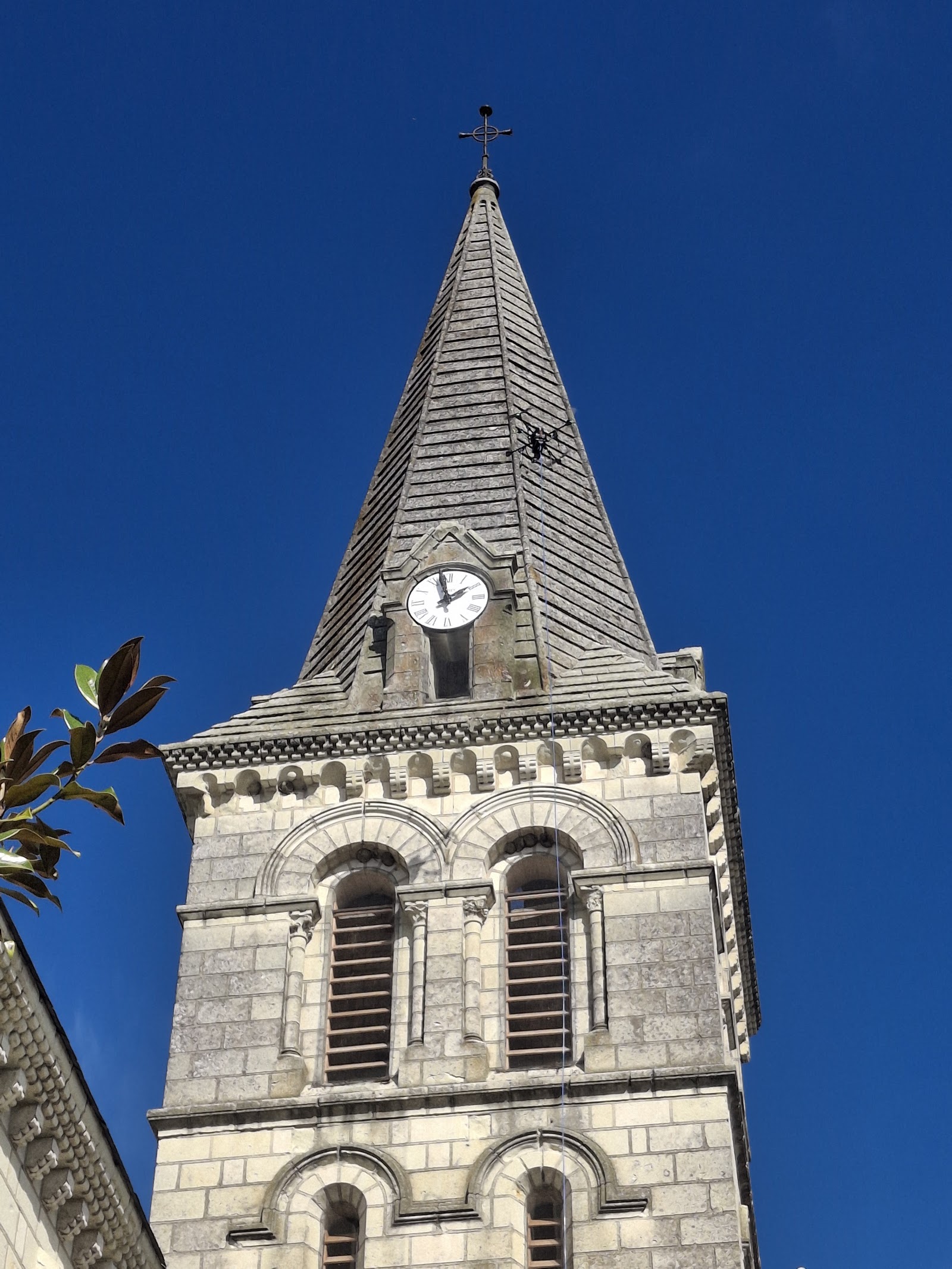 Intervention par drone sur le clocher d’une église