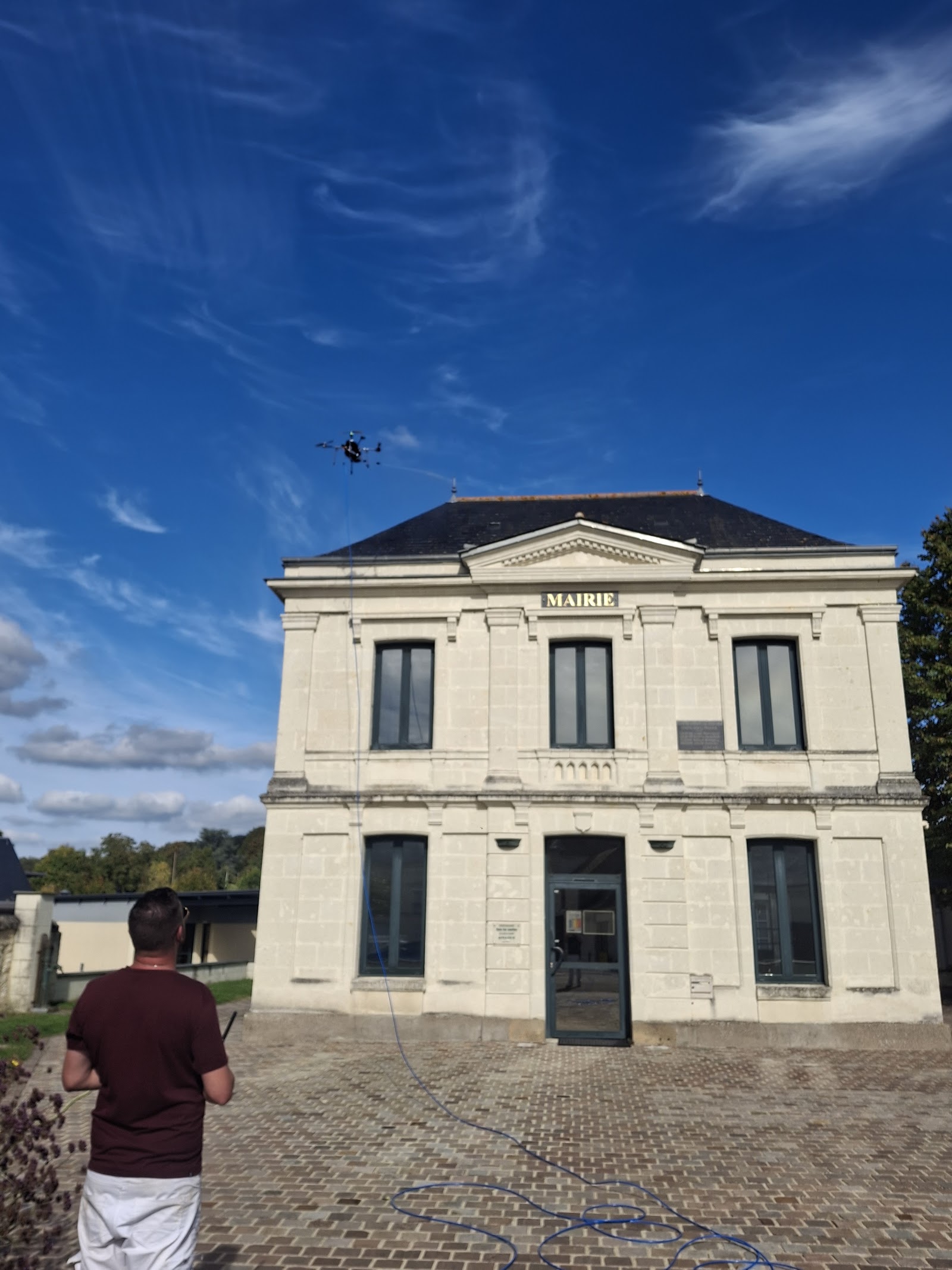 Nettoyage par drone de la toiture d’une mairie