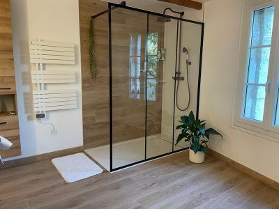 Douche à l'italienne avec paroi verrière, réalisée à Bergerac