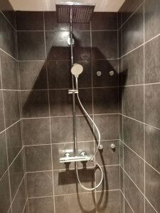 Colonne de douche encastrée, salle d'eau carrelée